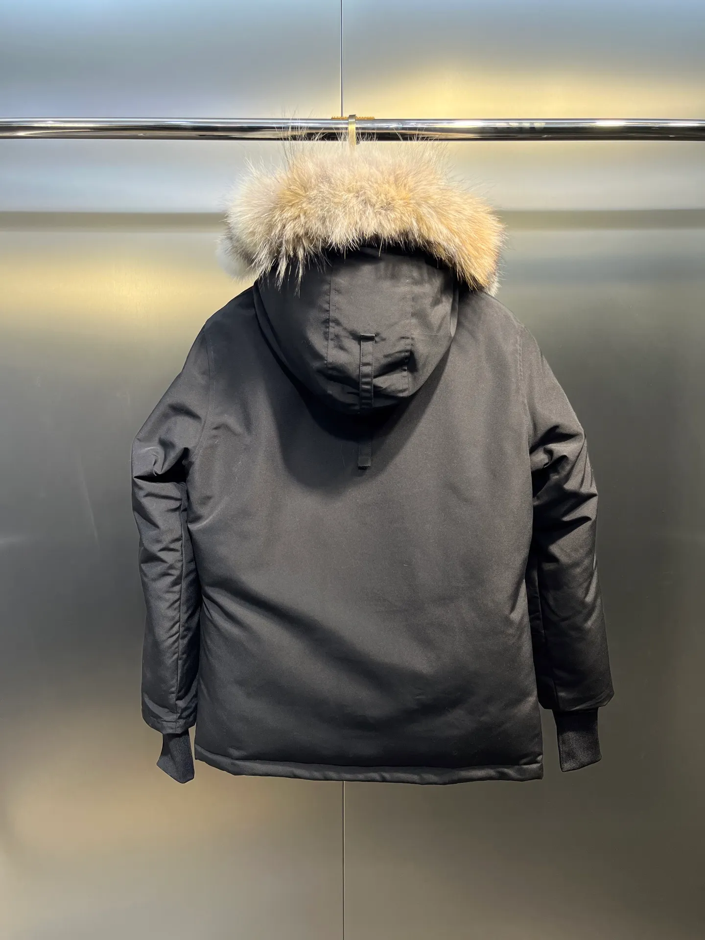 P840 Canada Goose Canada Goose #Expedition03 Parker, a treasure of Canadian origin! Limited supply worldwide! Canada Goose Model 03 is a top-notch couple model. The polar cold-proof outdoor series fur collar detachable hooded parka down jacket is the first Goose in 2024. I hope my friends will like it. Peak quality. I hope everyone can identify it together! The most popular cool items of the Big Goose family in 2024 are online. The same popular product of Yi Yang Qianxi is said to be a joint limited edition Big Goose that cannot be bought in autumn and winter. If you dislike the sameness of the Big Goose in the past, then this model will definitely give you a different experience! This year's most powerful couple's collection for autumn and winter is online, a top-notch luxurious ready-to-wear style, paired with an outdoor warm down jacket with great style and charm! The most standard and classic items of the Daye family in the past two years are equipped with unique reflective stripes for embellishment, which further shows the high-end fashion performance effect. With the embellishment of hardware buckles, it has excellent performance effect. The upper body is clean, simple and elegant, even for urban leisure. It is suitable for various occasions. Designed with large pockets, this model has a large capacity and is equipped with reflective stripes, making it safer at night. It is suitable for various adventure activities. It is made of windproof and waterproof technical materials. The interior is filled with full white duck down, which is absolutely cold-proof and warm. It also has a stand-up collar design and fine fluff at the collar, with meticulous attention to detail! The charm of this model is also more spiritual, and the upper body has more temperament and specifications. It perfectly shows the ultra-high standard of fashionable performance of this model, integrating outdoor and life, and you can even create high-street wear! The most pinnacle limited-edition goose that we have presented so far, both in terms of design and detailed materials, it is completely outstanding. The grand and evergreen version design is matched with cool reflective elements. The overall appearance can be said to be quite high, and it has that kind of powerful outdoor performance! It combines high-end casual attributes with high-street style. It is high-grade, domineering, warm, and beautiful. The visibility of the upper body is quite strong, and the configuration of the owl element is highly brand-recognizable. It fully complements the overall brand performance and visual effects, and also has the high-end sense of fashion and fashionable performance. It is a must-buy product because it is the most awesome down brand on the planet and one of Canada's three national treasure brands. It is also a sentimental down luxury brand. In the field of polar cold-proof clothing, Goose has made an irreplaceable contribution... Size: xs s m l xl